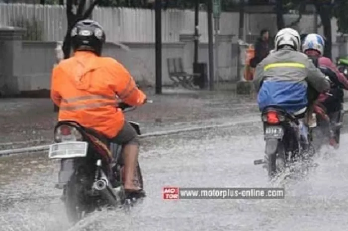 Bukan Cuma Dicuci, 2 Komponen Ini Harus Dicek Setelah Motor Dipakai Saat Hujan