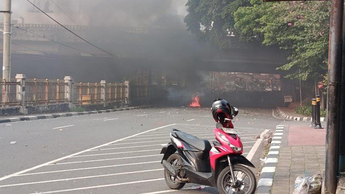 Massa Demo Kelompok Pelajar Bertahan di Palmerah, Kini Lari ke Rel Kereta