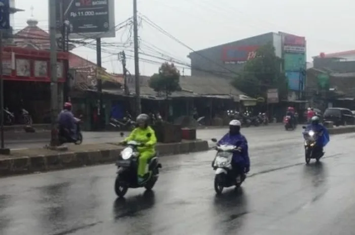 Jangan Asal Tancap Gas Saat Gerimis Karena Lebih Berbahaya Dibanding Hujan